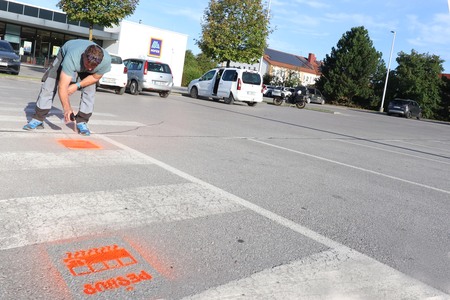 POSTAVITEV TABLE IN TALNIH OZNAK PEŠBUS PRI HOFERJU 03 FOTO LJUBO VUKELIČ